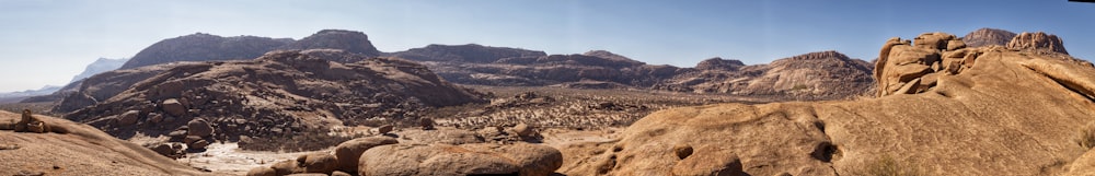 Blick auf eine Bergkette von der Spitze eines Hügels