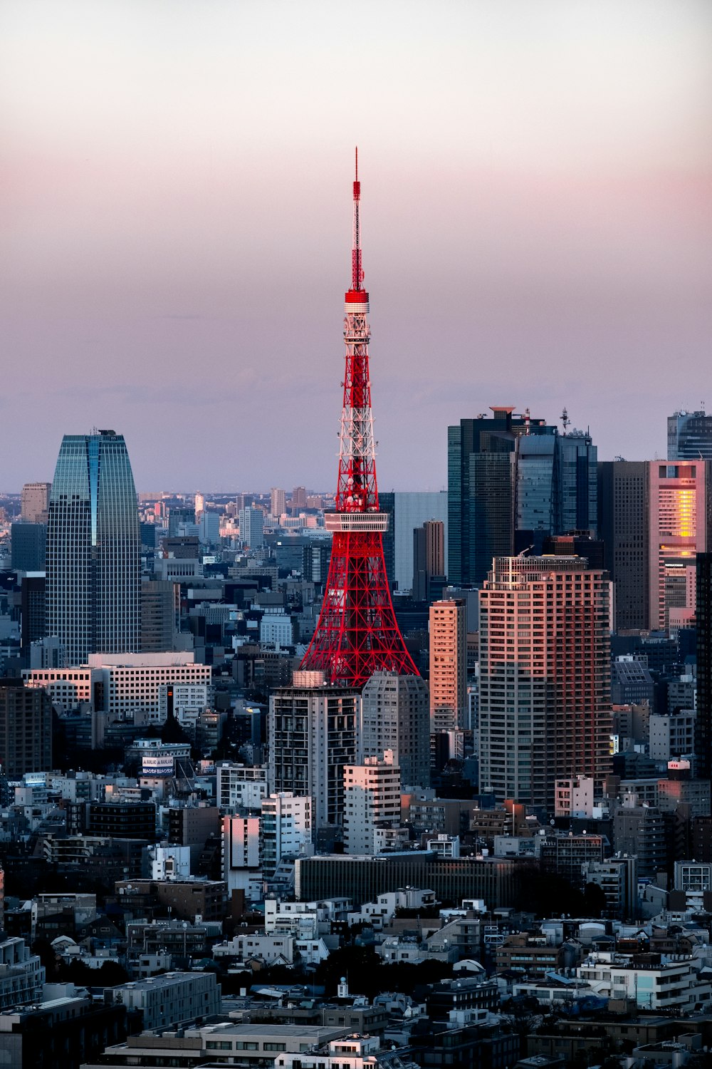Der Eiffelturm in Paris leuchtet rot
