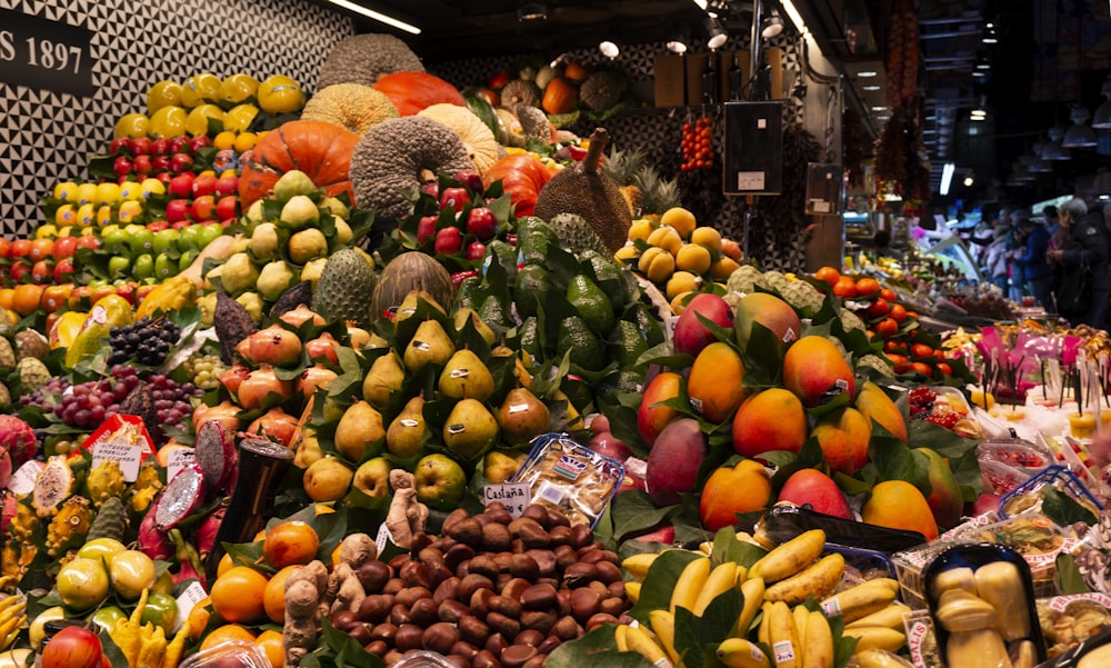 Una gran exhibición de frutas y verduras en una tienda