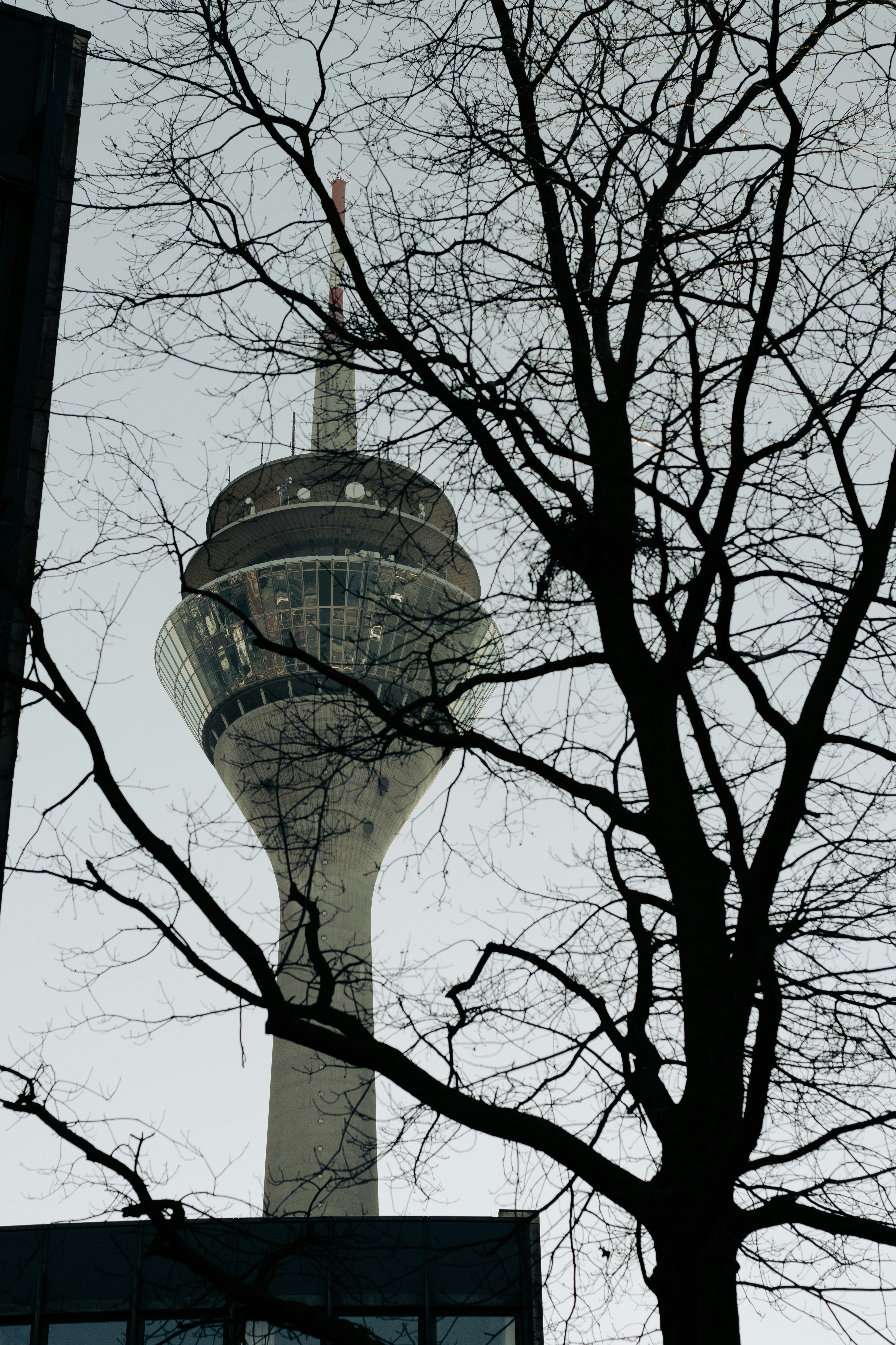 Ein hoher Turm mit einem Wolkenkratzer im Hintergrund