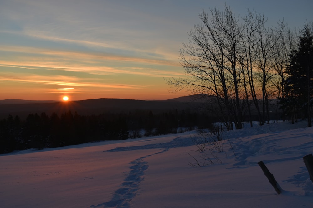 El sol se está poniendo sobre una colina nevada