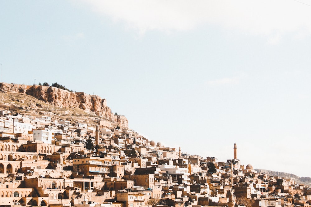 um grande grupo de edifícios sentados no topo de uma colina