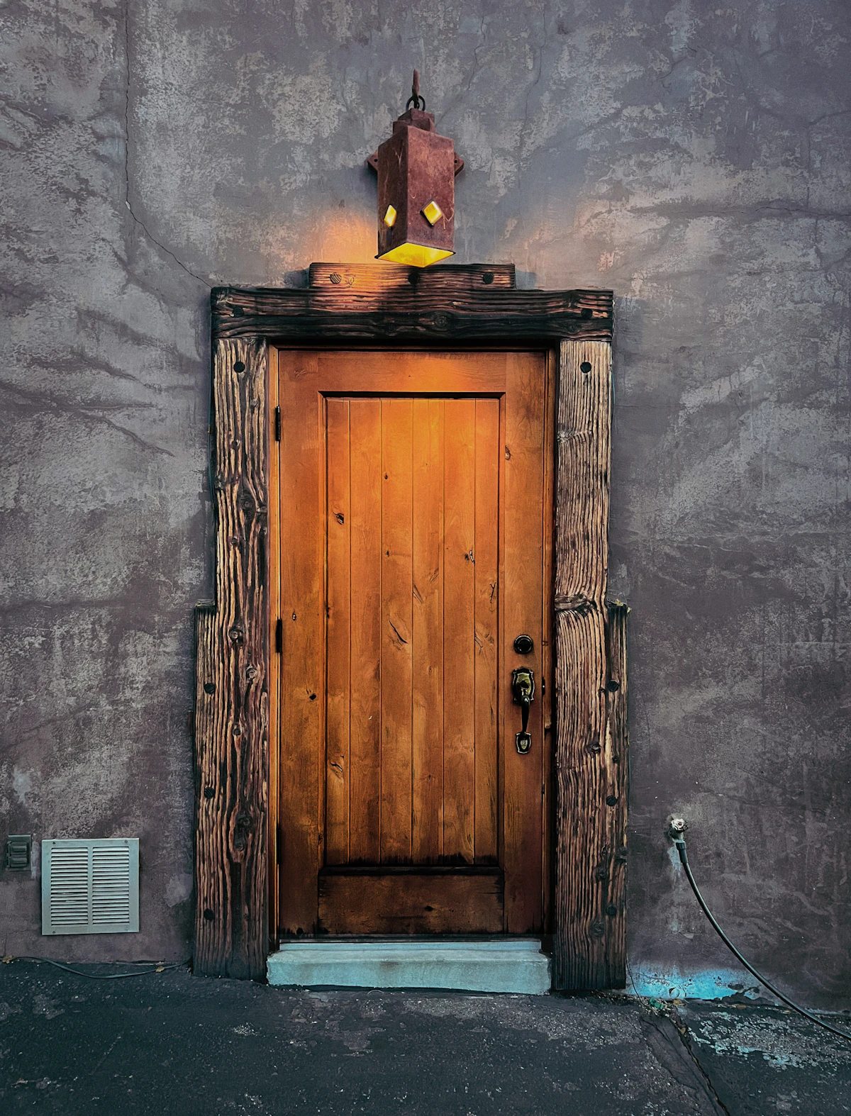 Pintu kayu dengan lampu di atasnya