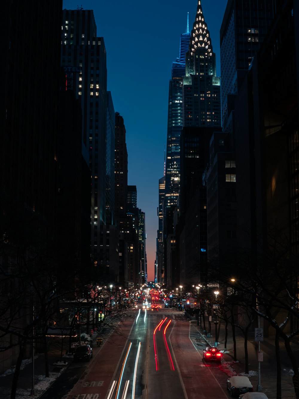 夜は交通量の多い街の通り