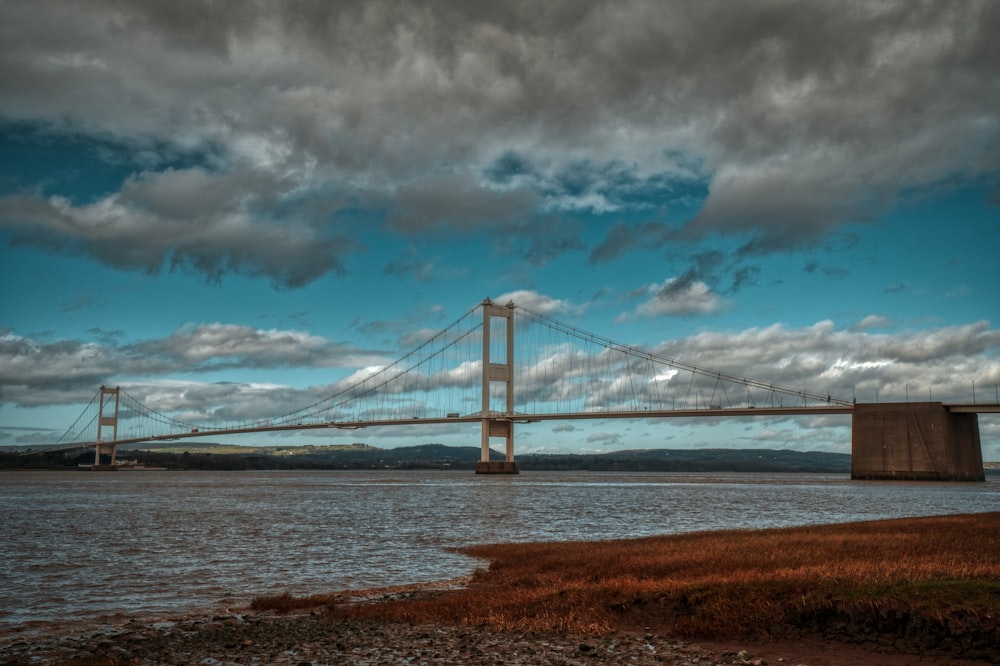 un grande ponte su un grande specchio d'acqua