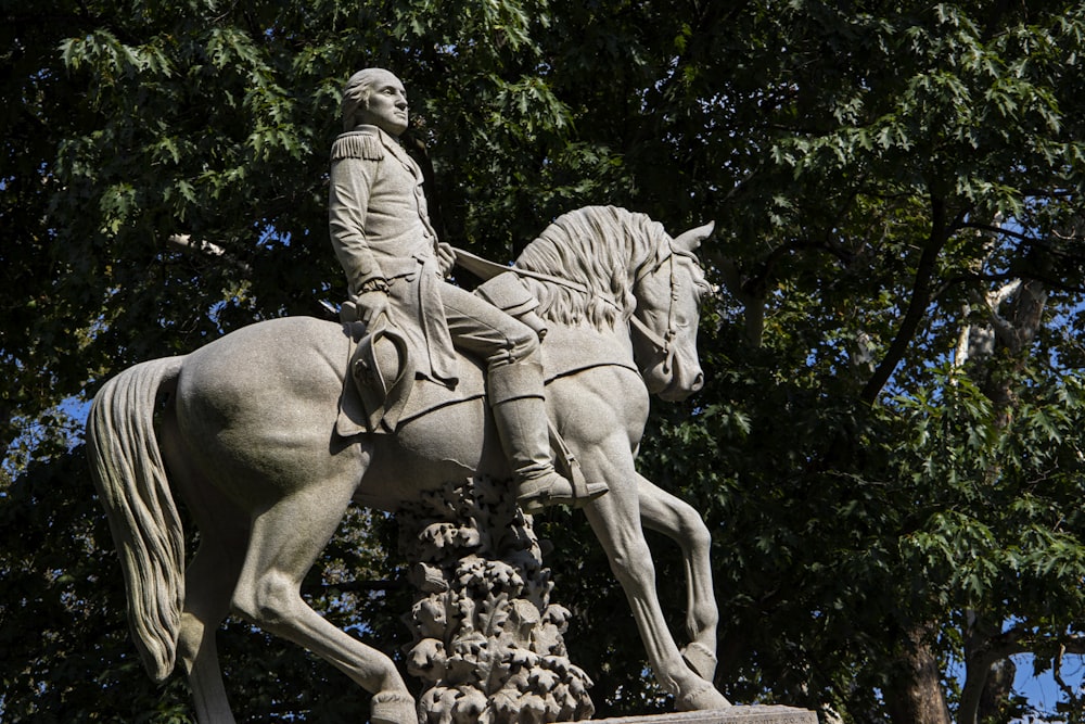 una statua di un uomo che cavalca sul dorso di un cavallo