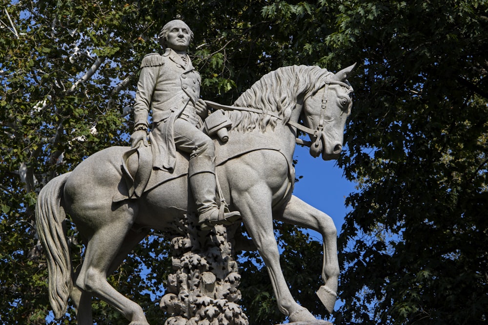 Una statua di un uomo che cavalca sul dorso di un cavallo bianco