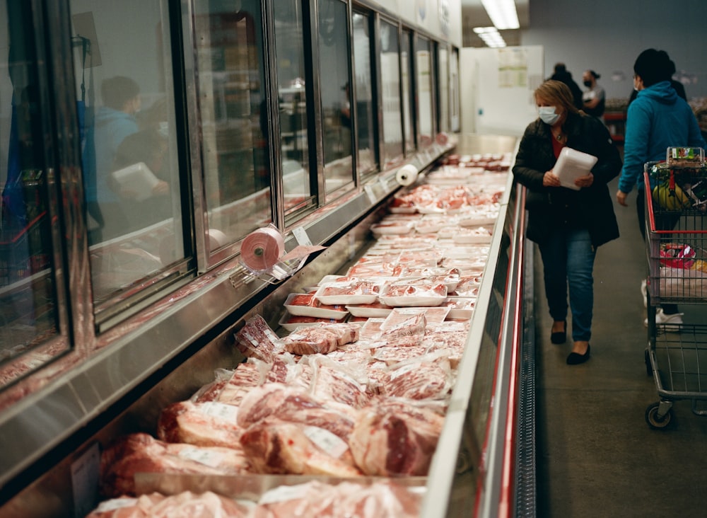 une ligne de viande dans une épicerie