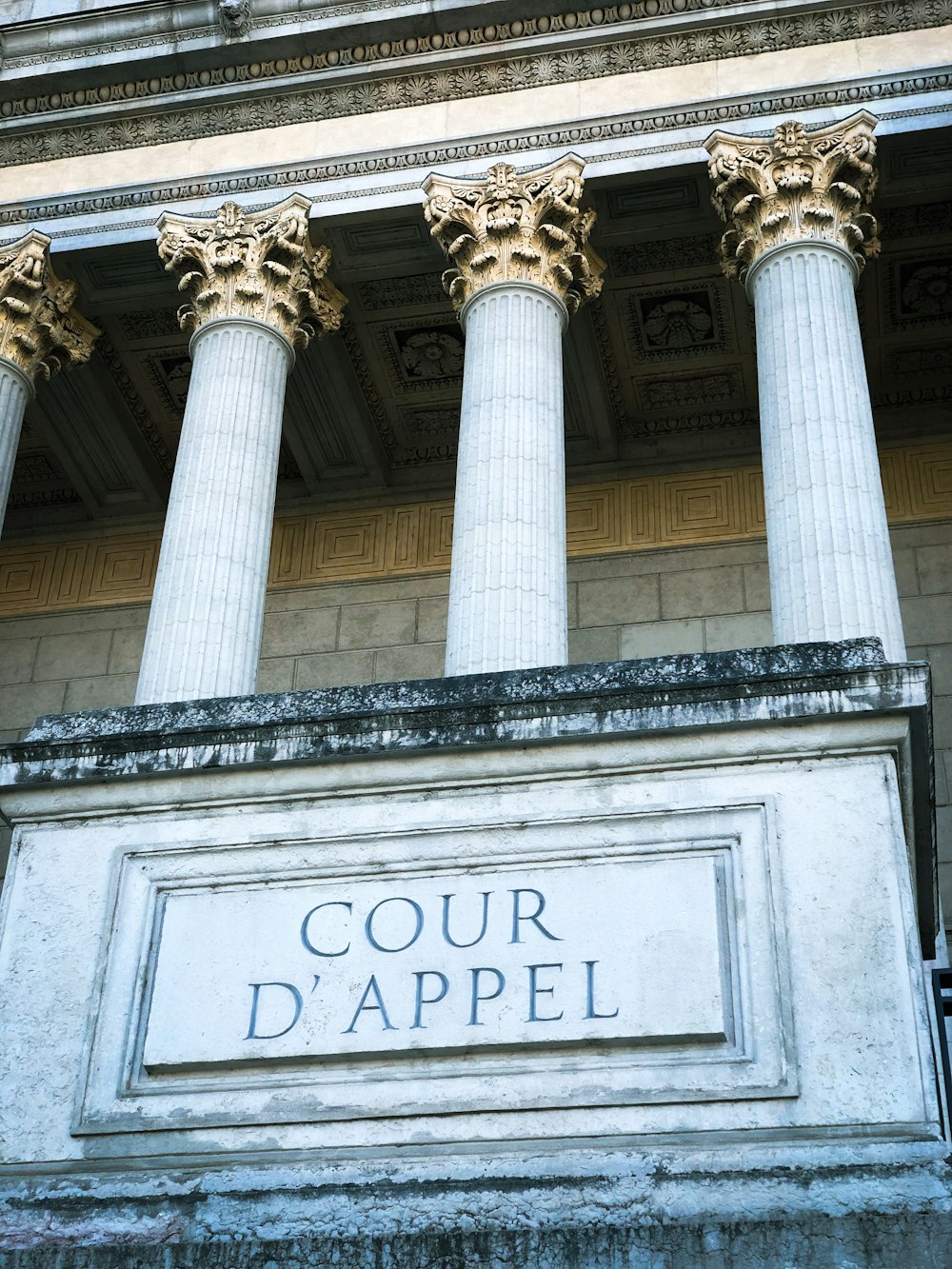 Un edificio con columnas y un letrero que dice Court d'Appel