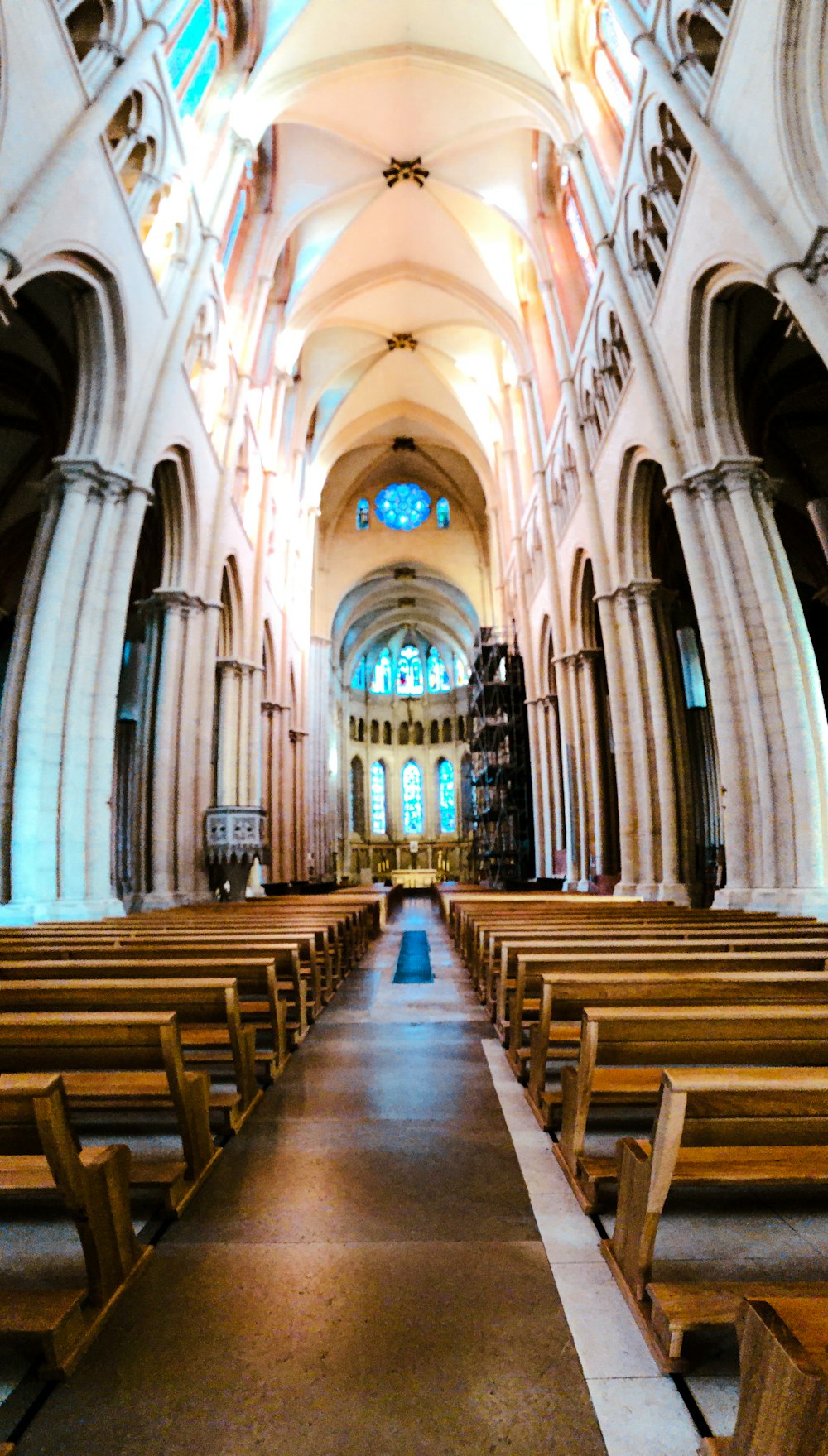 Une église remplie de nombreux bancs en bois