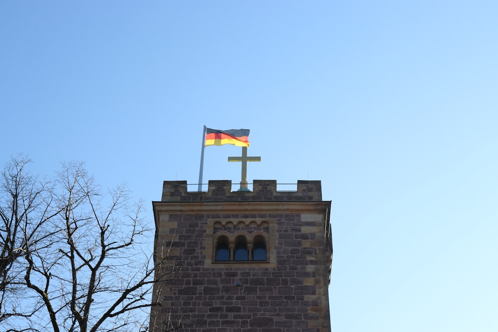 ein Gebäude mit einer Flagge darauf