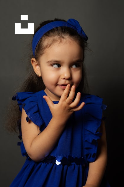 Foto Una niña con un vestido azul y un sombrero azul – Imagen India gratis  en Unsplash