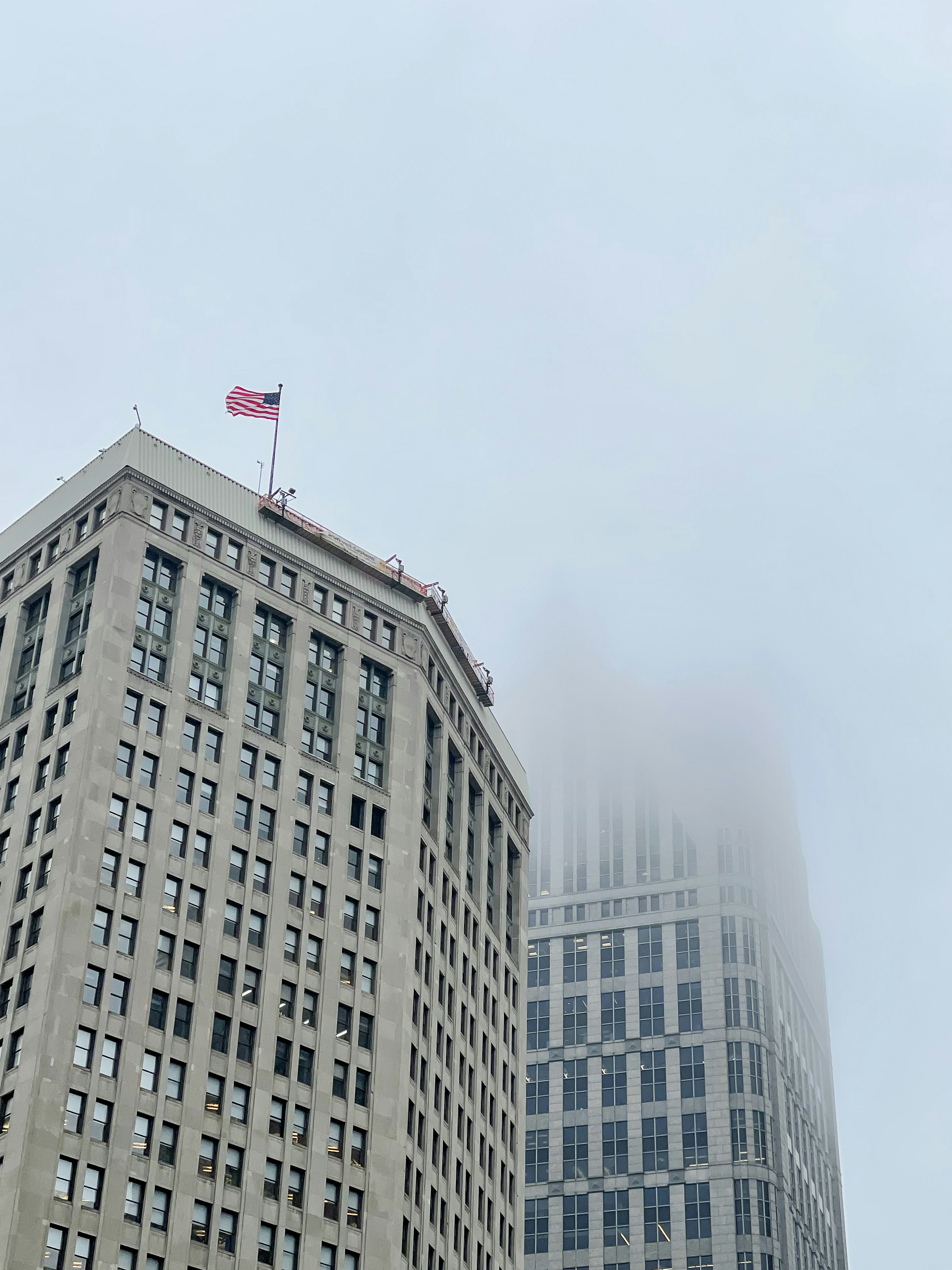 その上に旗がある非常に高い建物