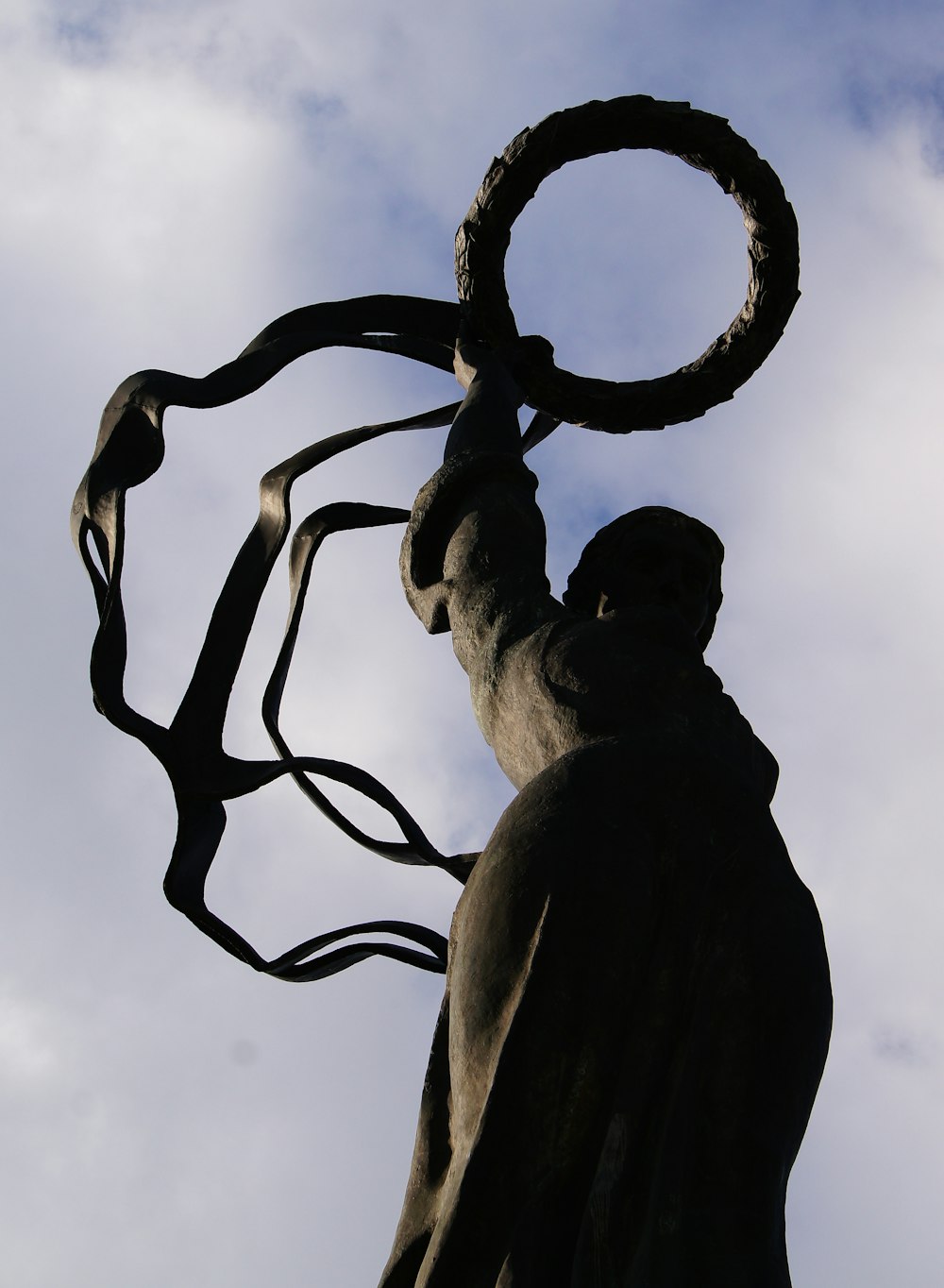 Una estatua de un hombre con un anillo alrededor de su cuello