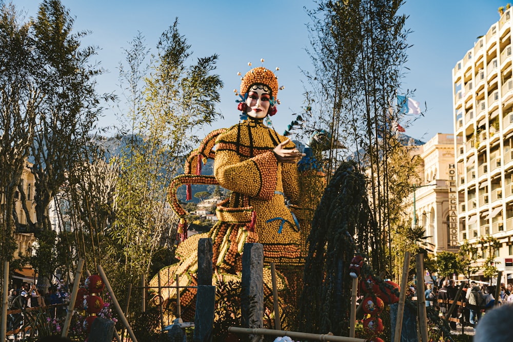 una statua di un uomo vestito con un costume