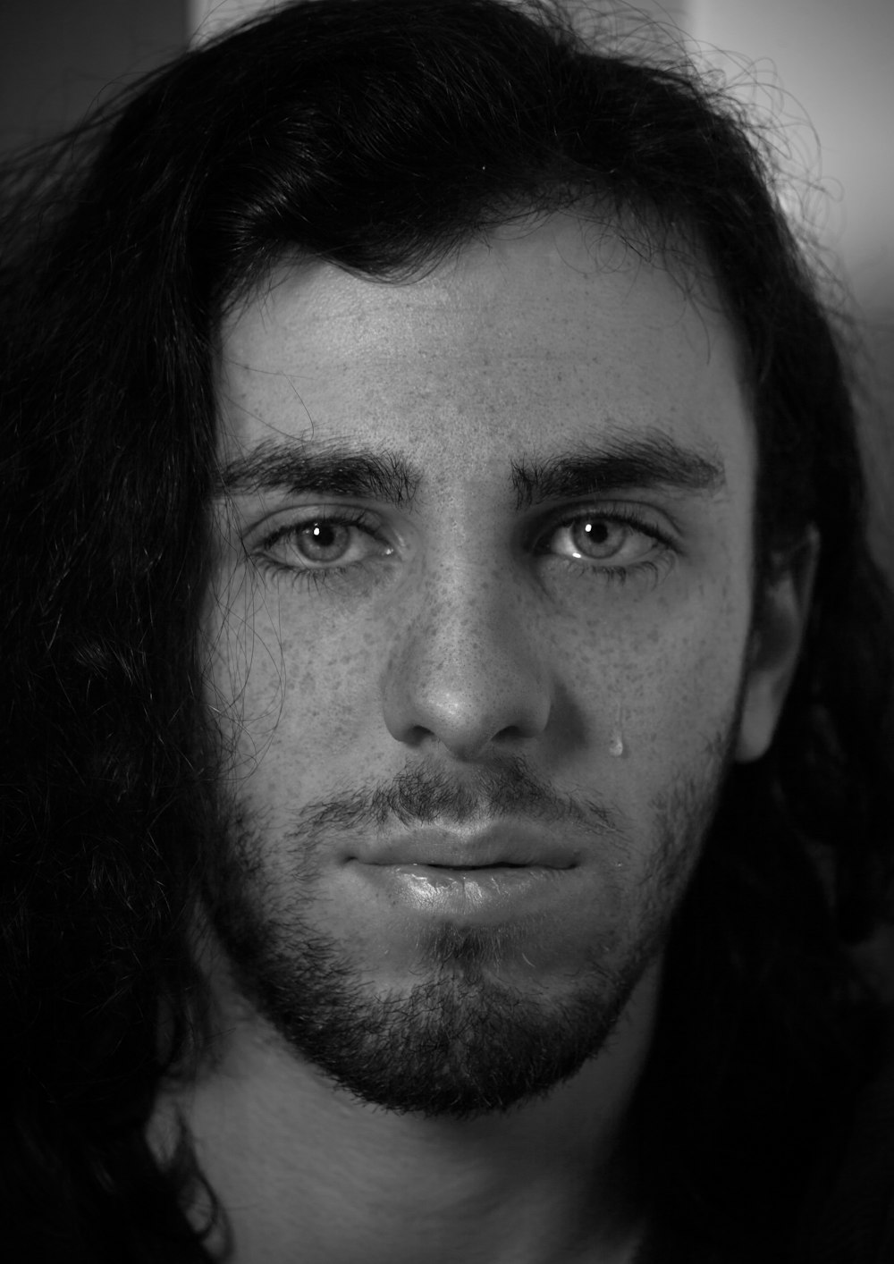 Una foto in bianco e nero di un uomo con i capelli lunghi