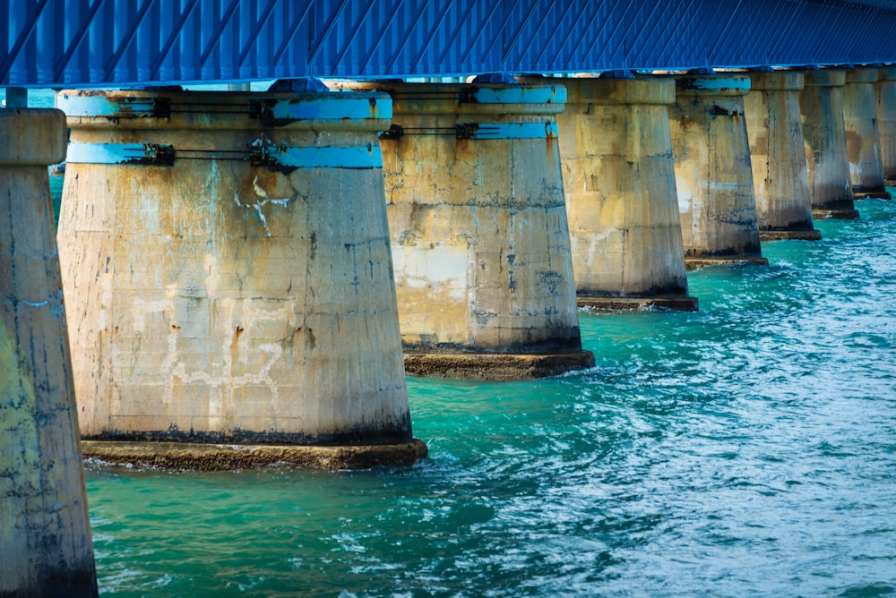 その下にいくらかの水がある橋