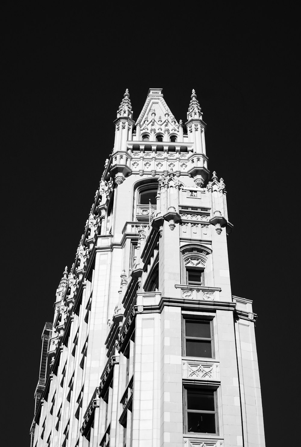 uma foto em preto e branco de um edifício alto