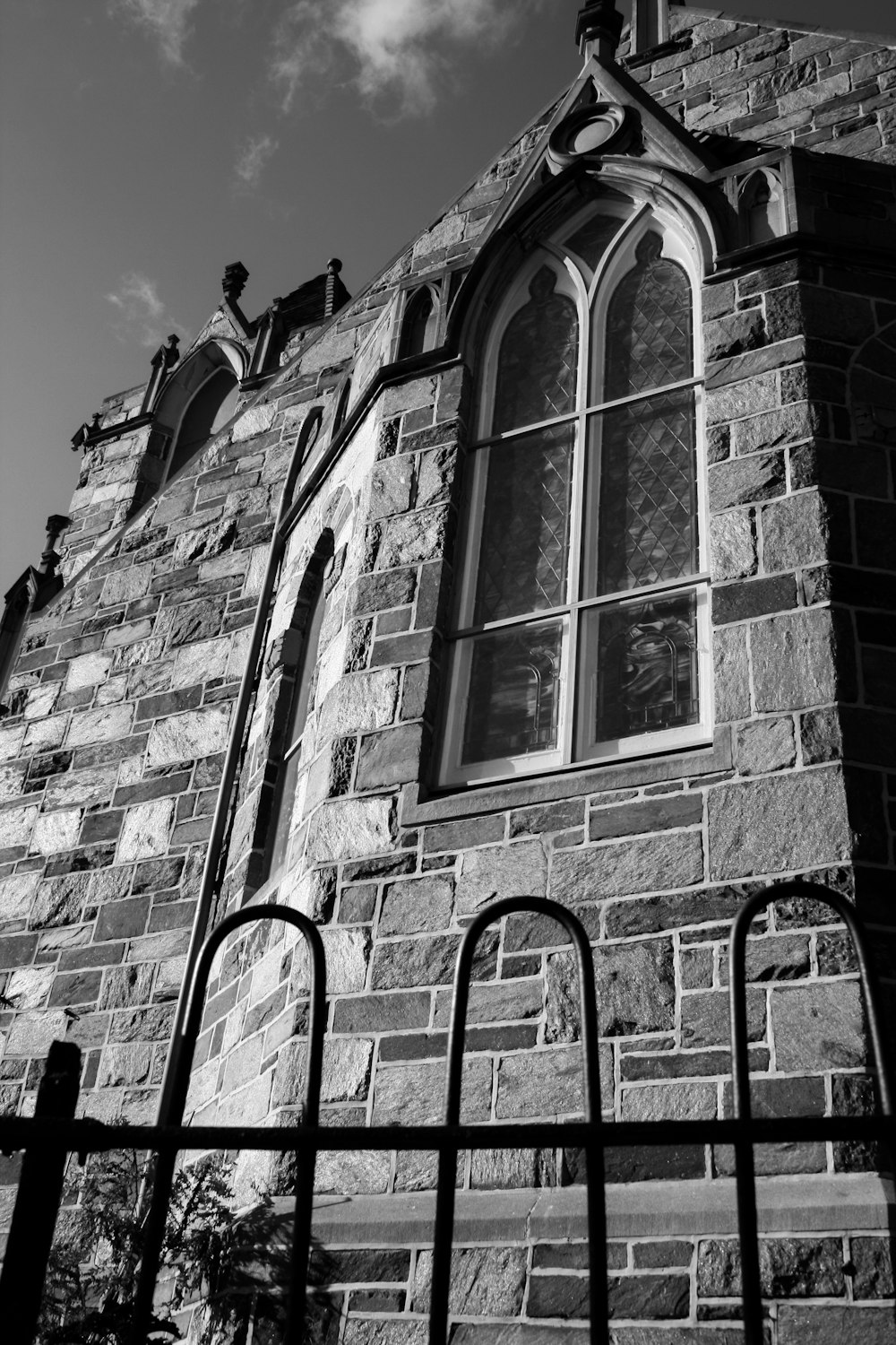 Una foto in bianco e nero di una chiesa