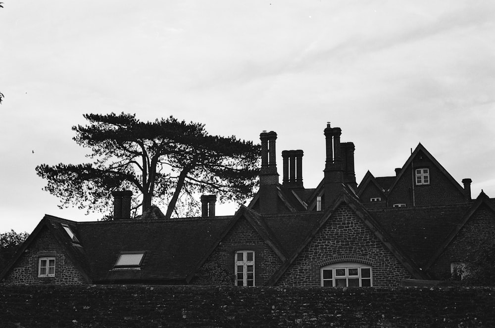 Una foto en blanco y negro de una casa con chimeneas
