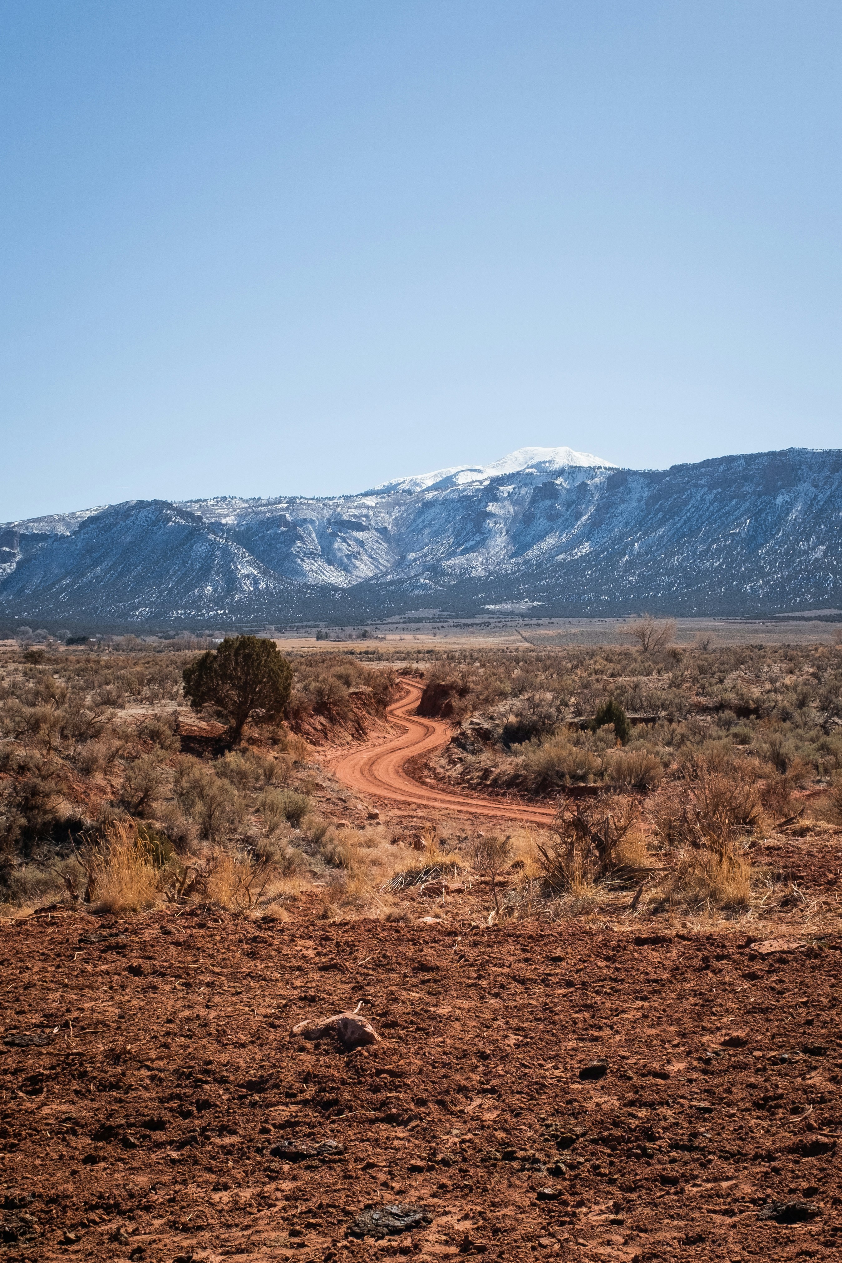 eine unbefestigte Straße mit einem Berg im Hintergrund