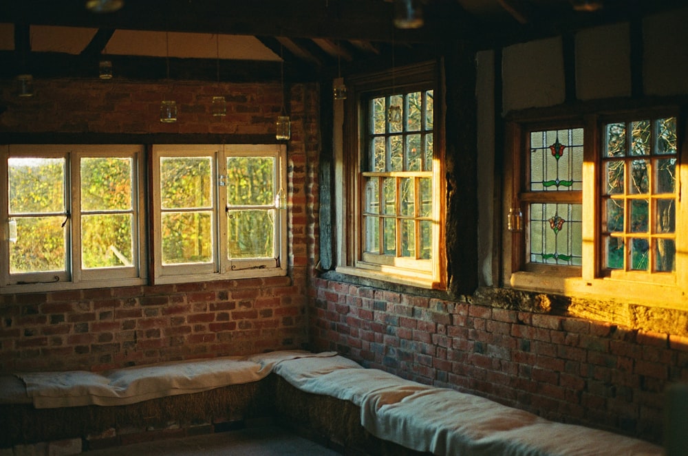 Una habitación que tiene algunas ventanas