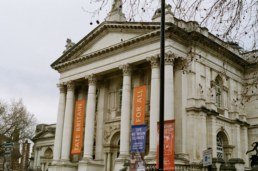 um grande edifício com colunas e banners sobre ele