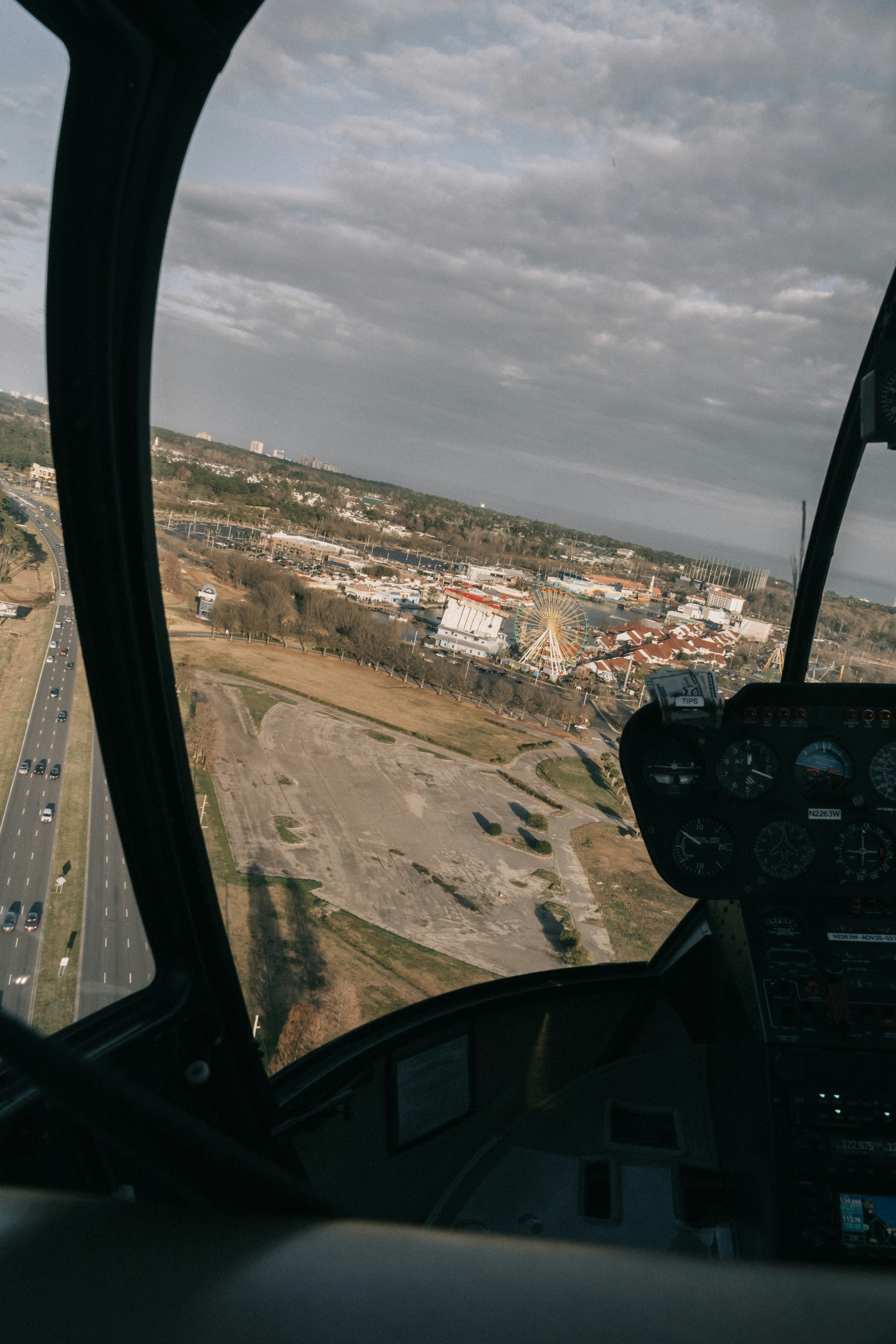 Una vista de una pista desde el interior de un avión
