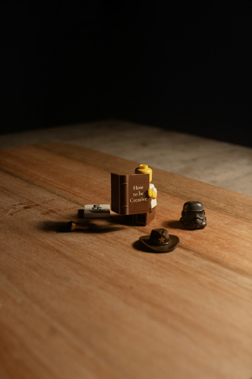Una mesa de madera cubierta con un par de legos