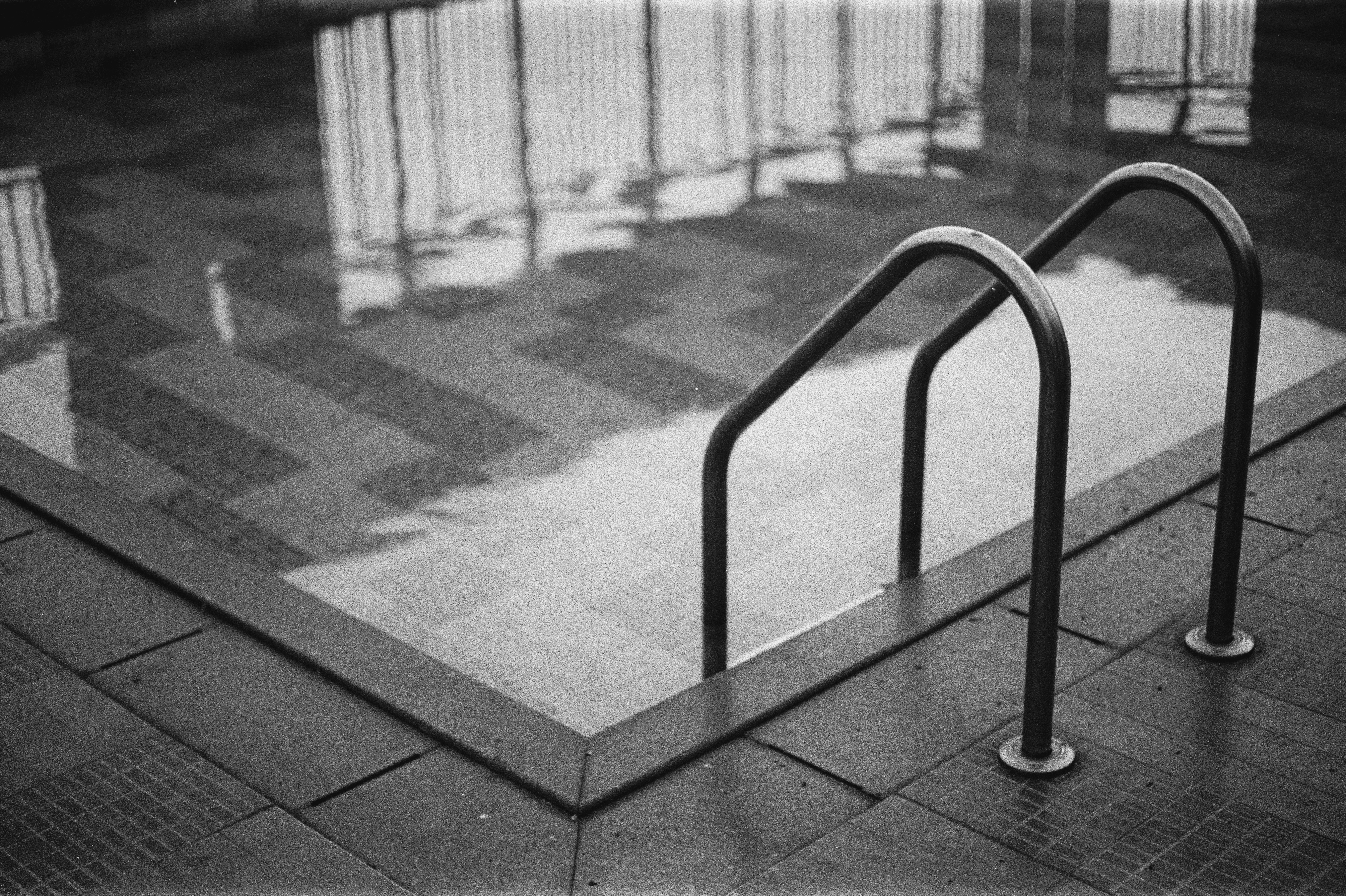 aménagement jardin paysager -autour-piscine-arbustes-fleurs-salon-jardin-rotin