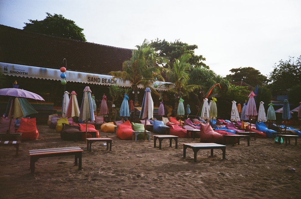 Ein Haufen Liegestühle und Sonnenschirme am Strand