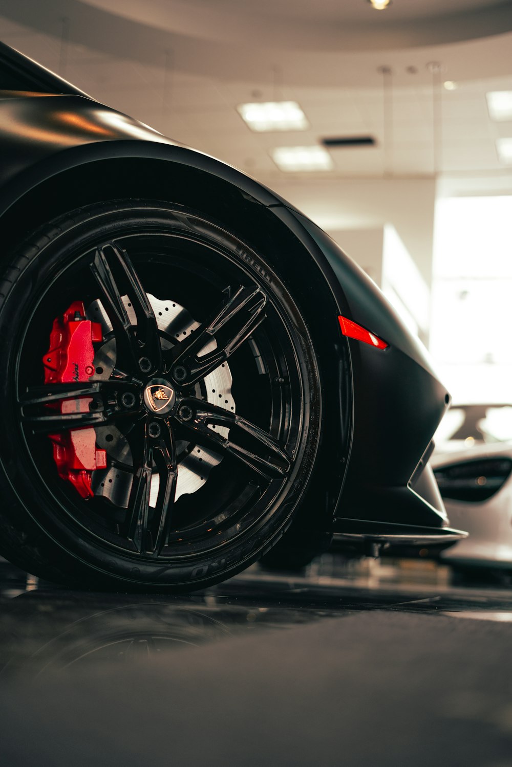 Un'auto sportiva nera parcheggiata in un garage