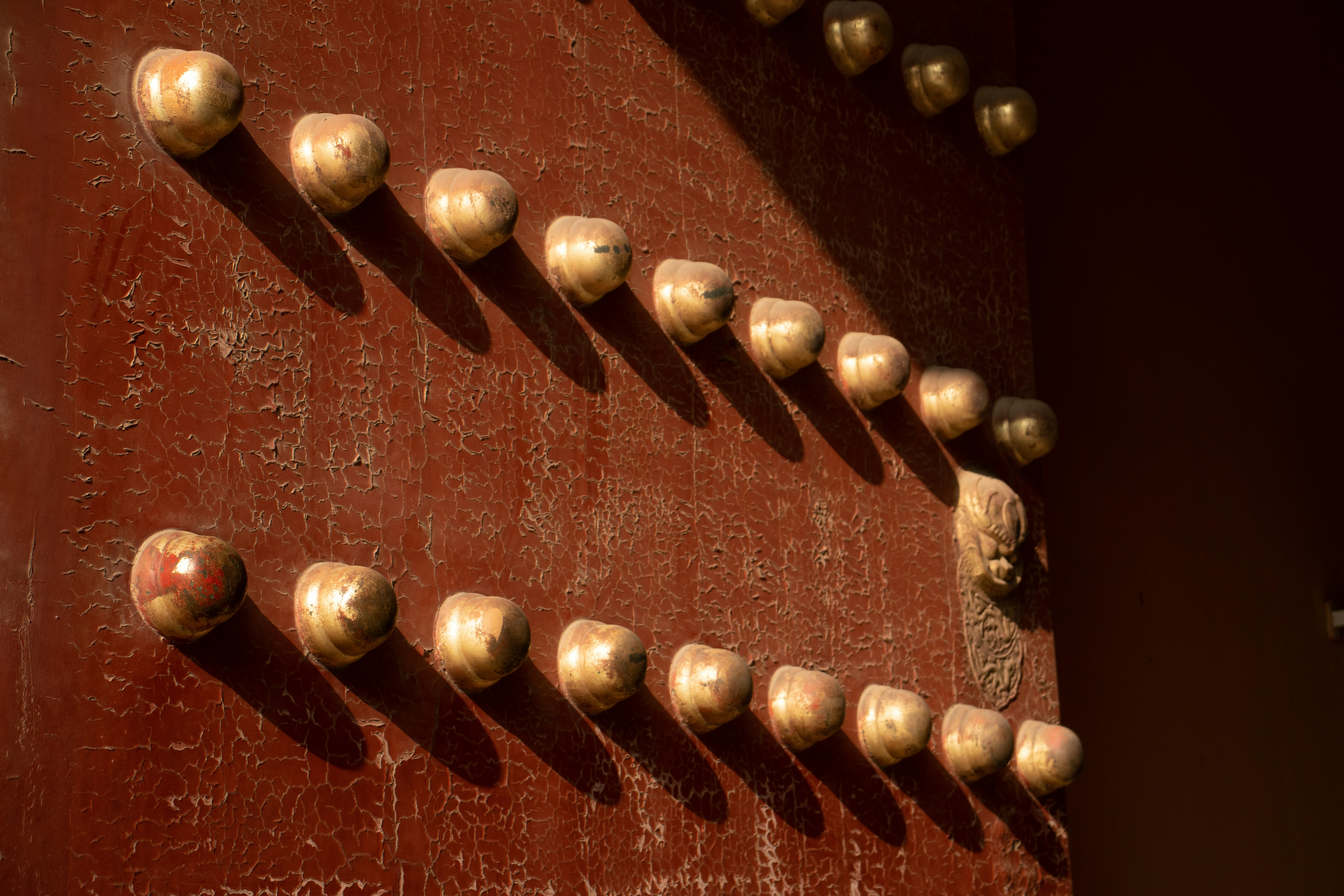 una pared roja con un montón de perillas
