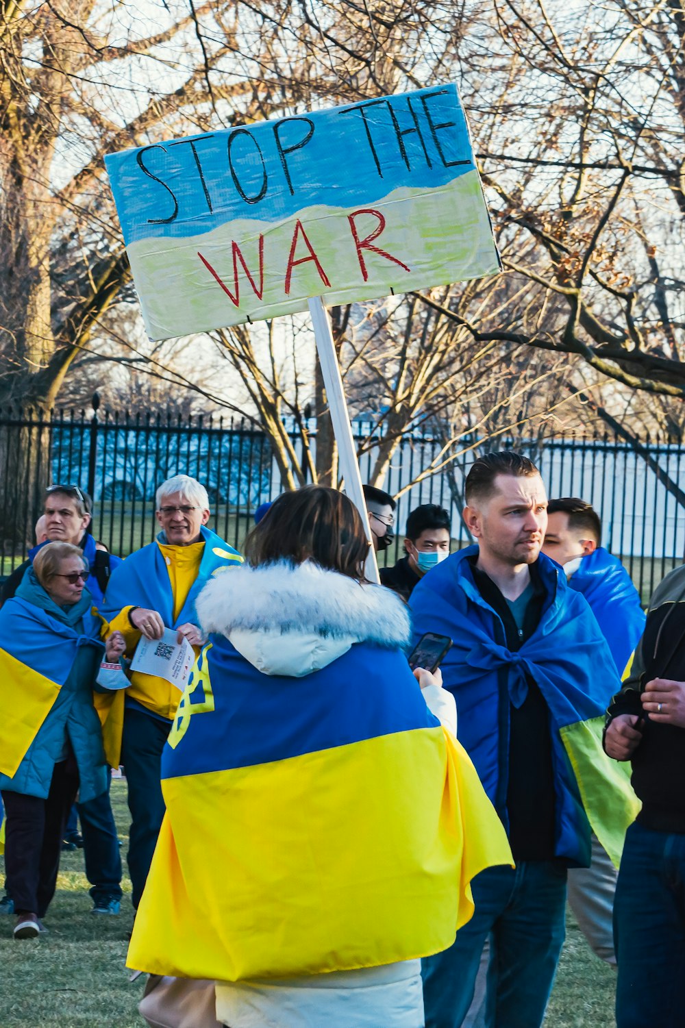 Un gruppo di persone con un cartello che dice Stop alla guerra