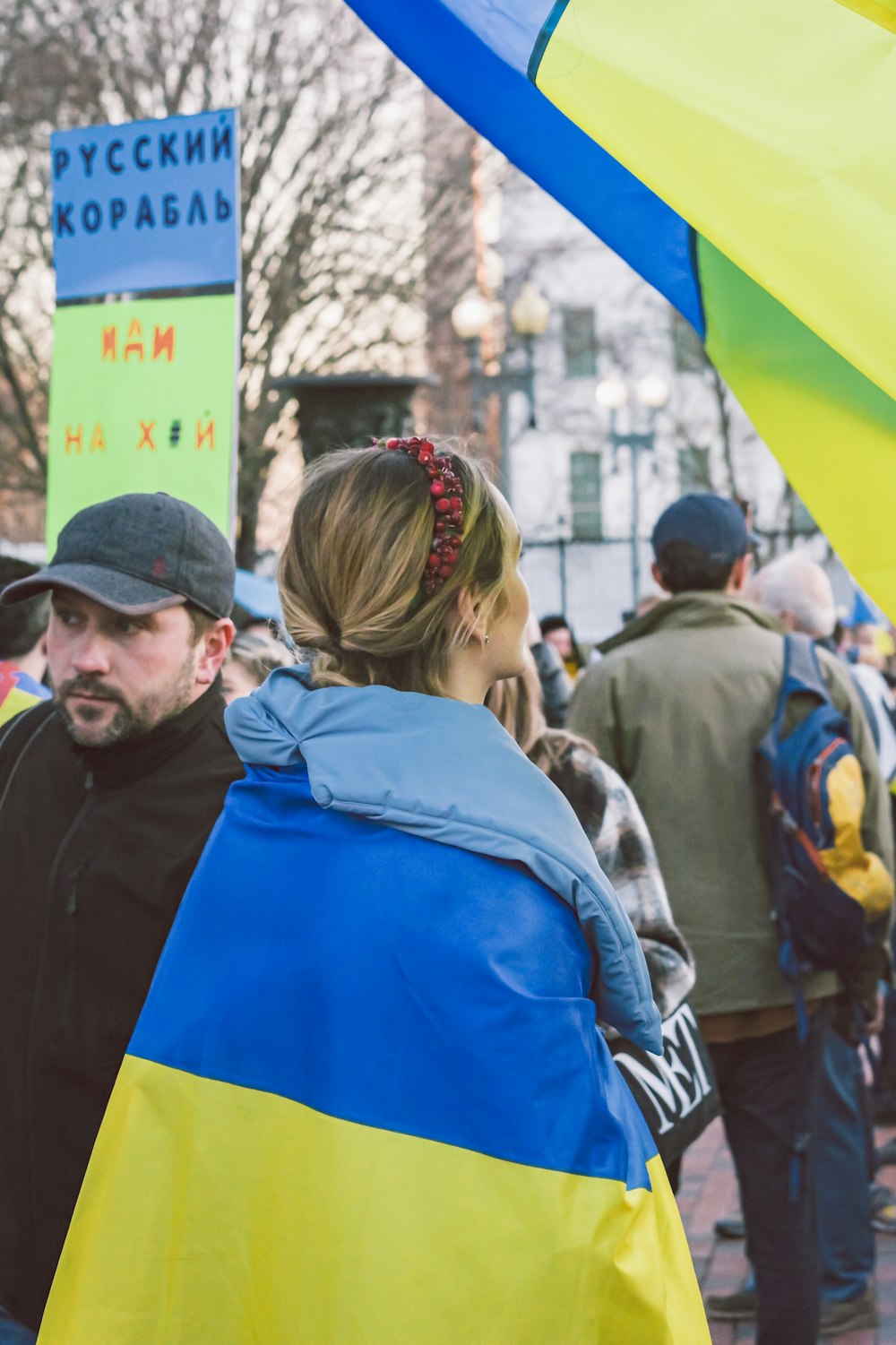 un groupe de personnes debout les unes autour des autres