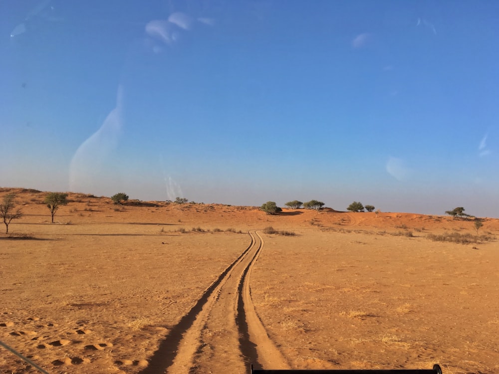 Una vía de tren en medio de un desierto