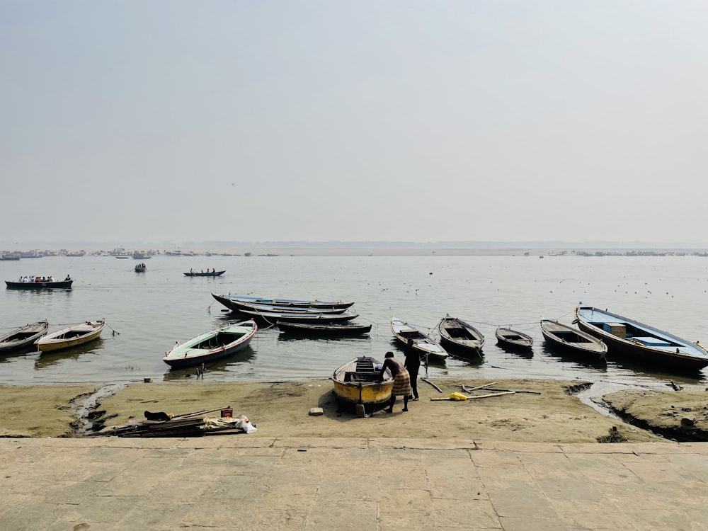 Un grupo de barcos sentados en la cima de una playa