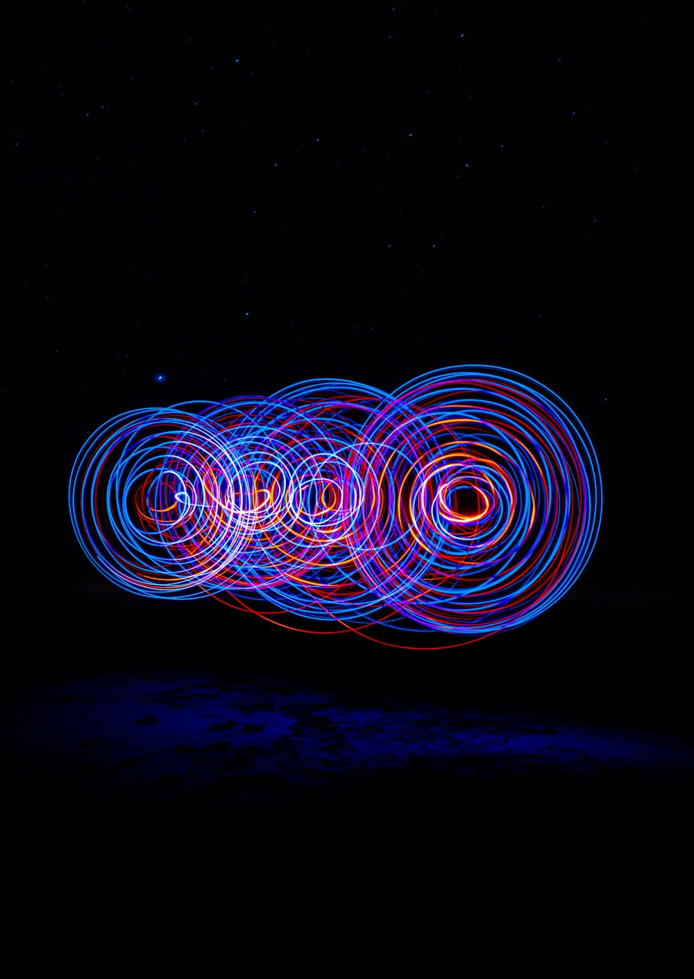Una foto sfocata di un gruppo di cerchi al buio