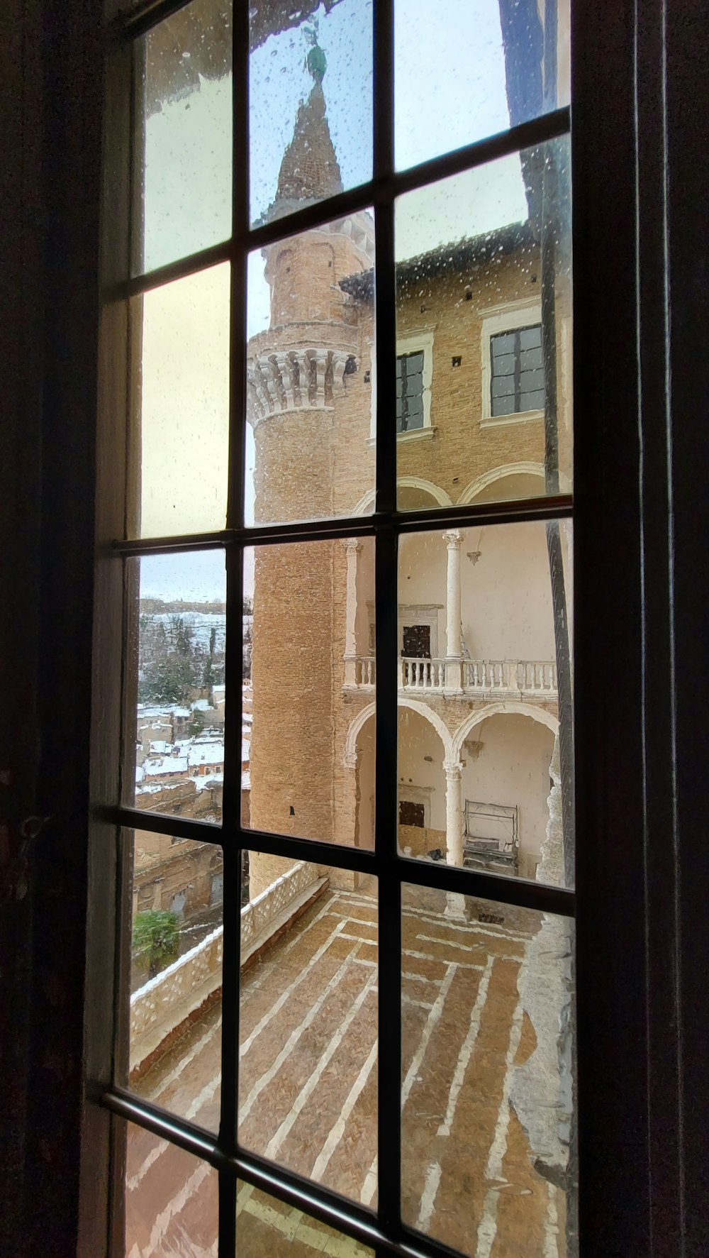 uma vista de um edifício através de uma janela