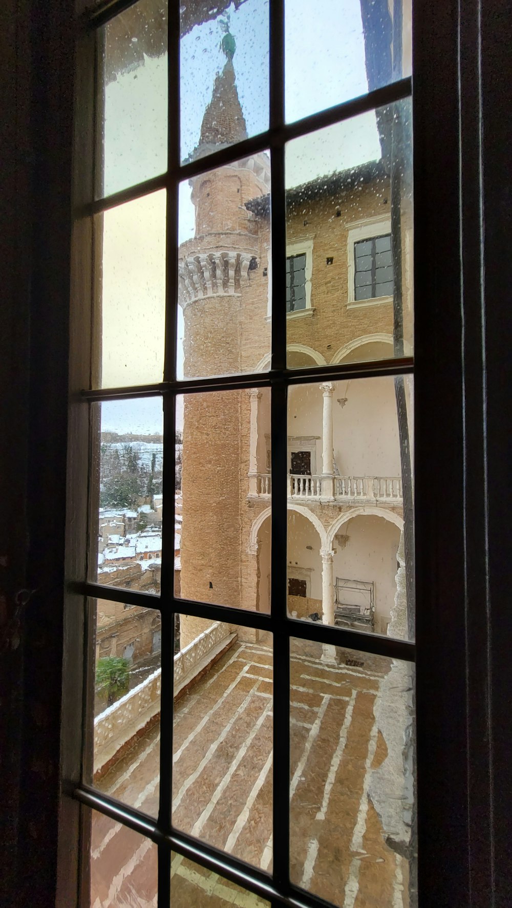 Blick durch ein Fenster auf ein Gebäude