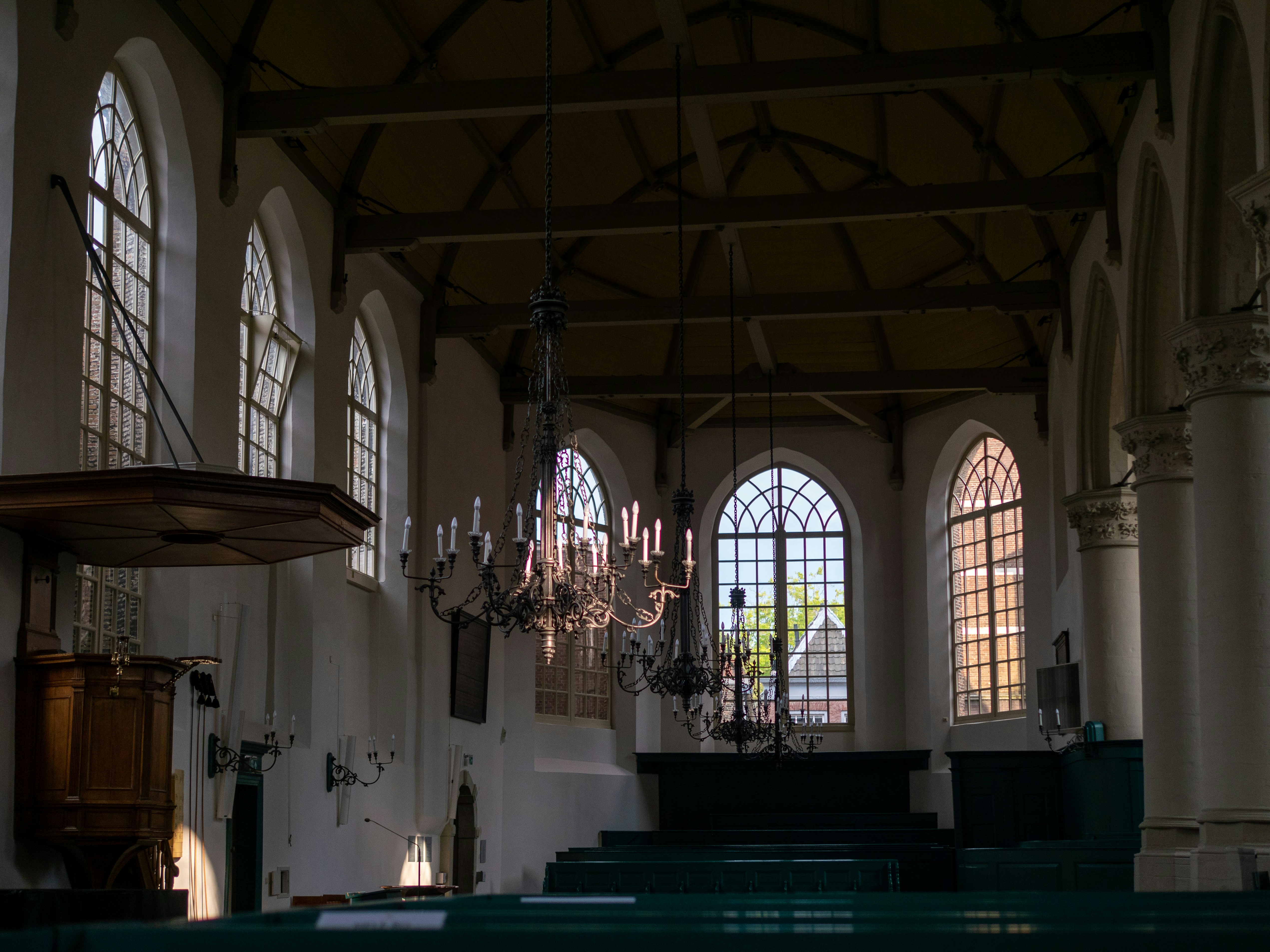Eine Kirche mit Kronleuchtern, die von der Decke hängen