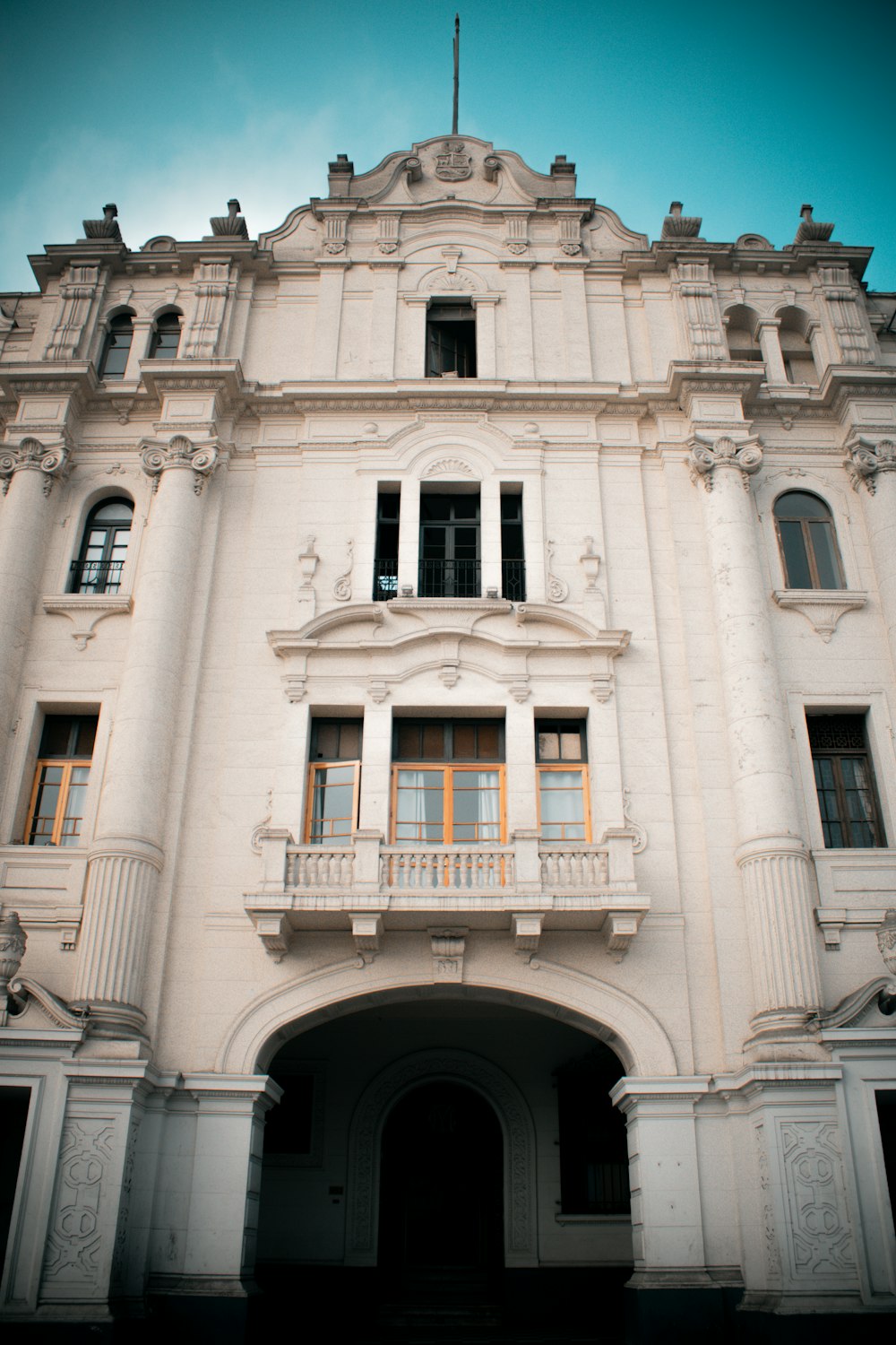 Un gran edificio blanco con muchas ventanas y balcones