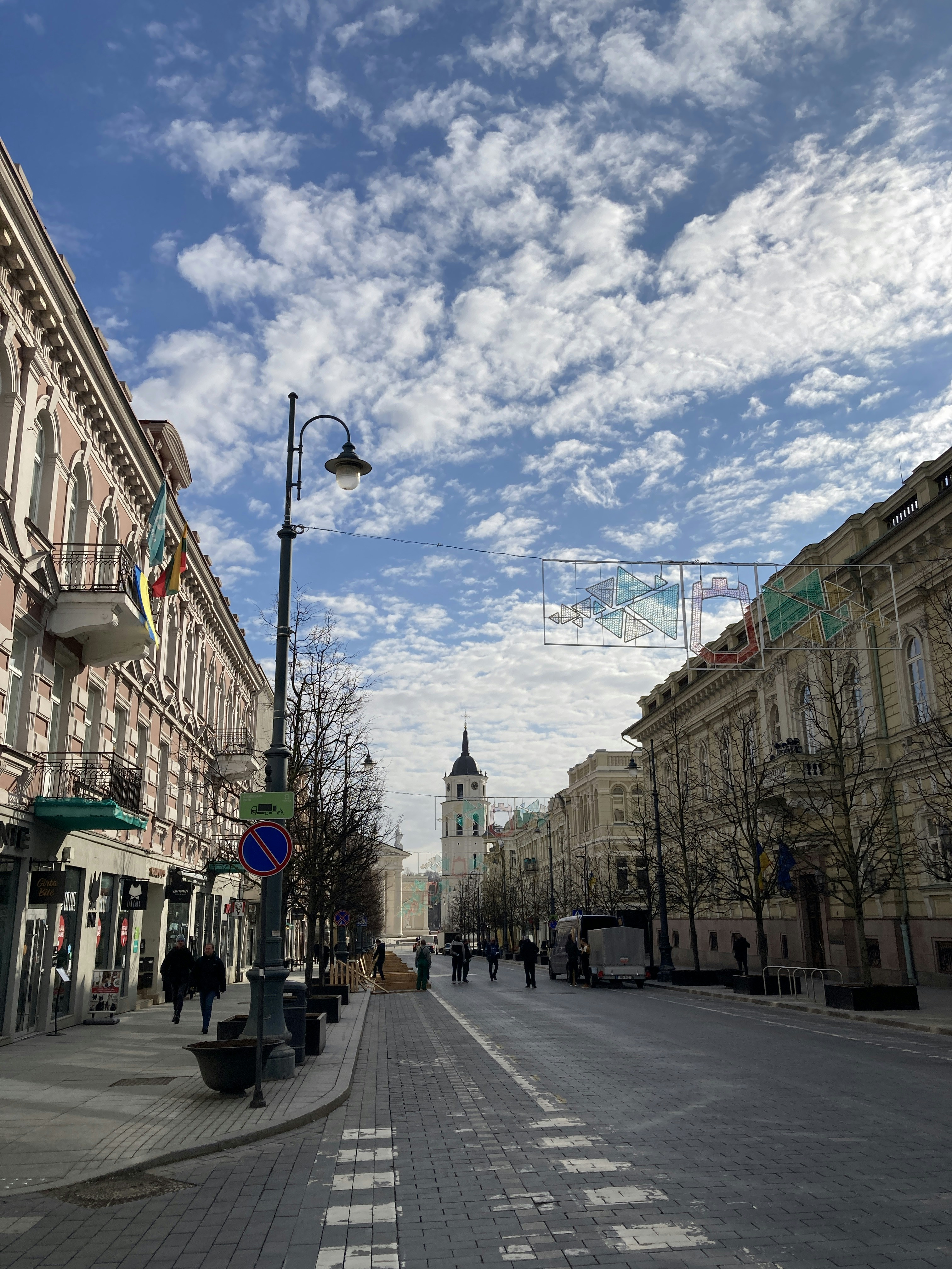 une rue de la ville avec des gens qui marchent