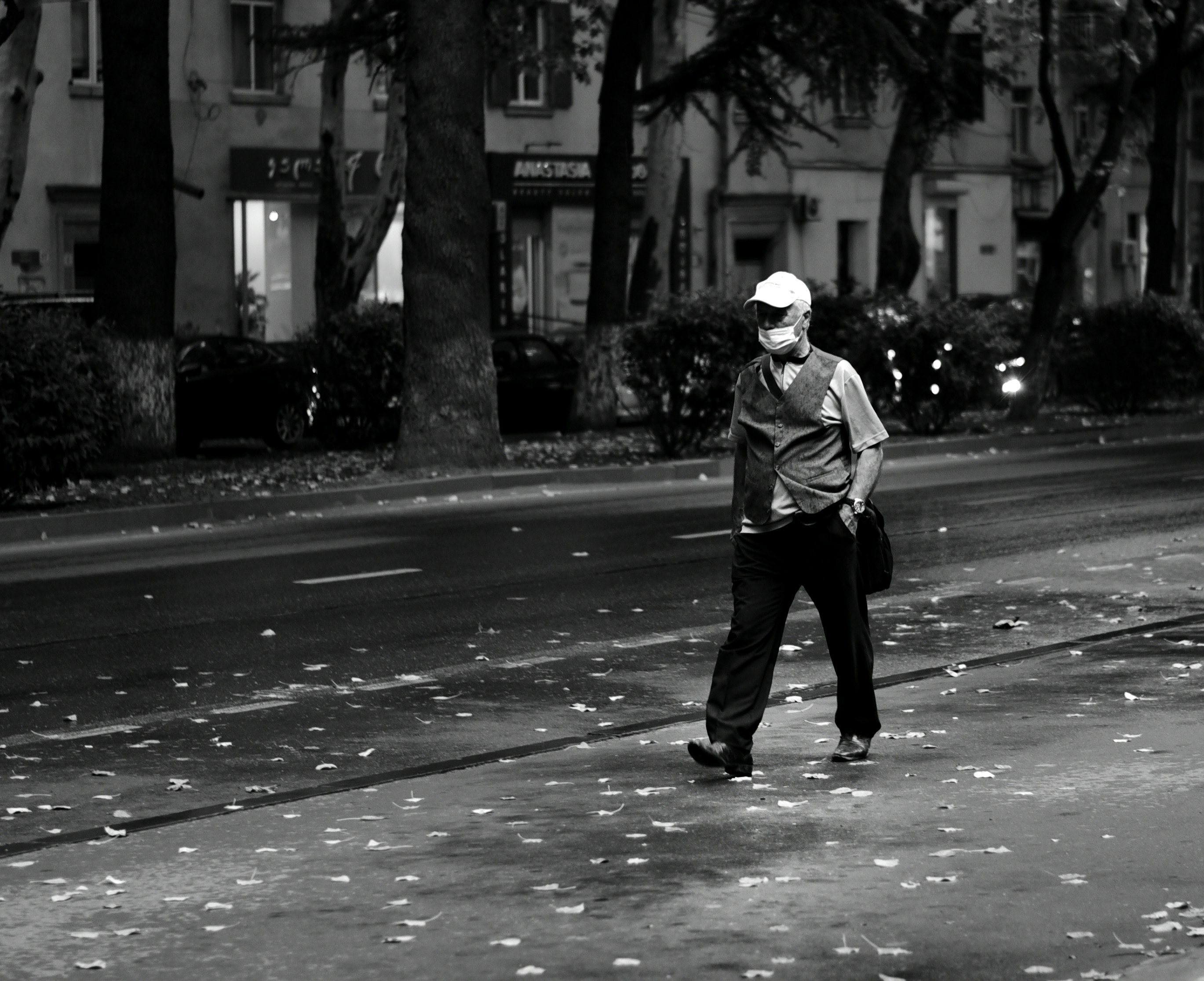 une photo en noir et blanc d’un homme marchant dans la rue