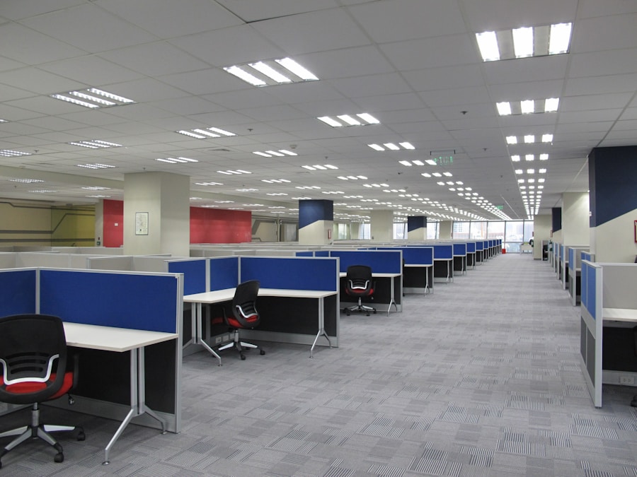 人類與 AI 協作的現代辦公室場景