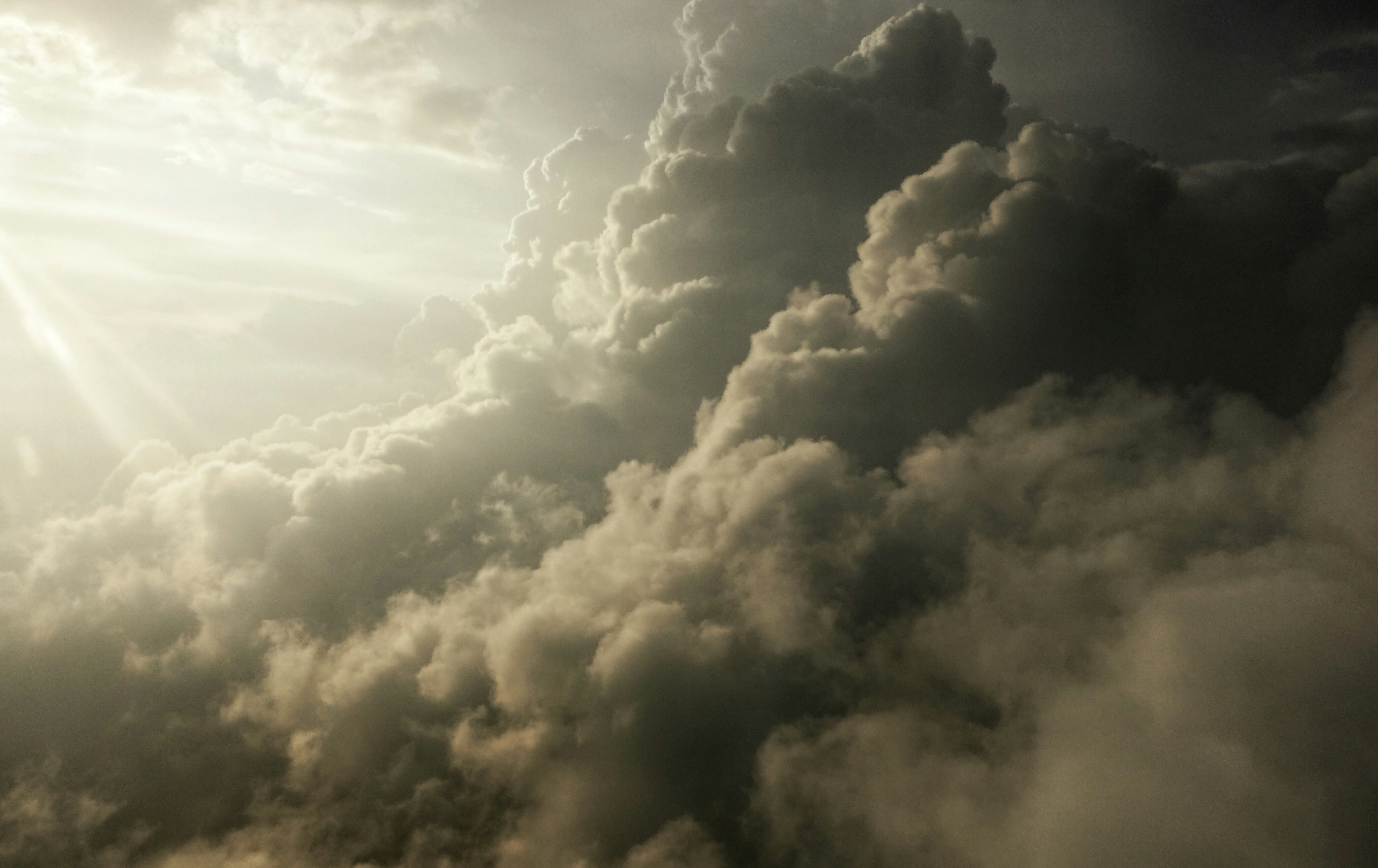 Un avión volando en el cielo con muchas nubes