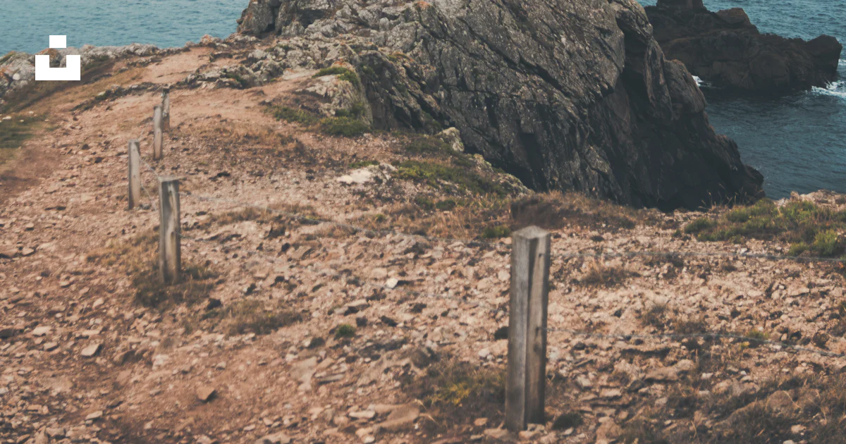 Un rivage rocheux à côté d’un plan d’eau photo – Photo La France ...
