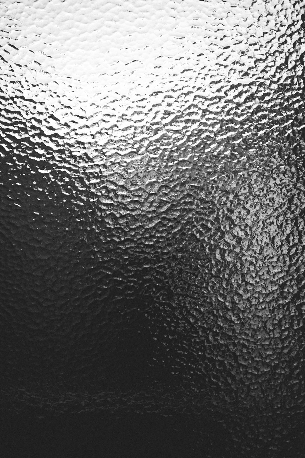 une photo en noir et blanc d’une surface texturée