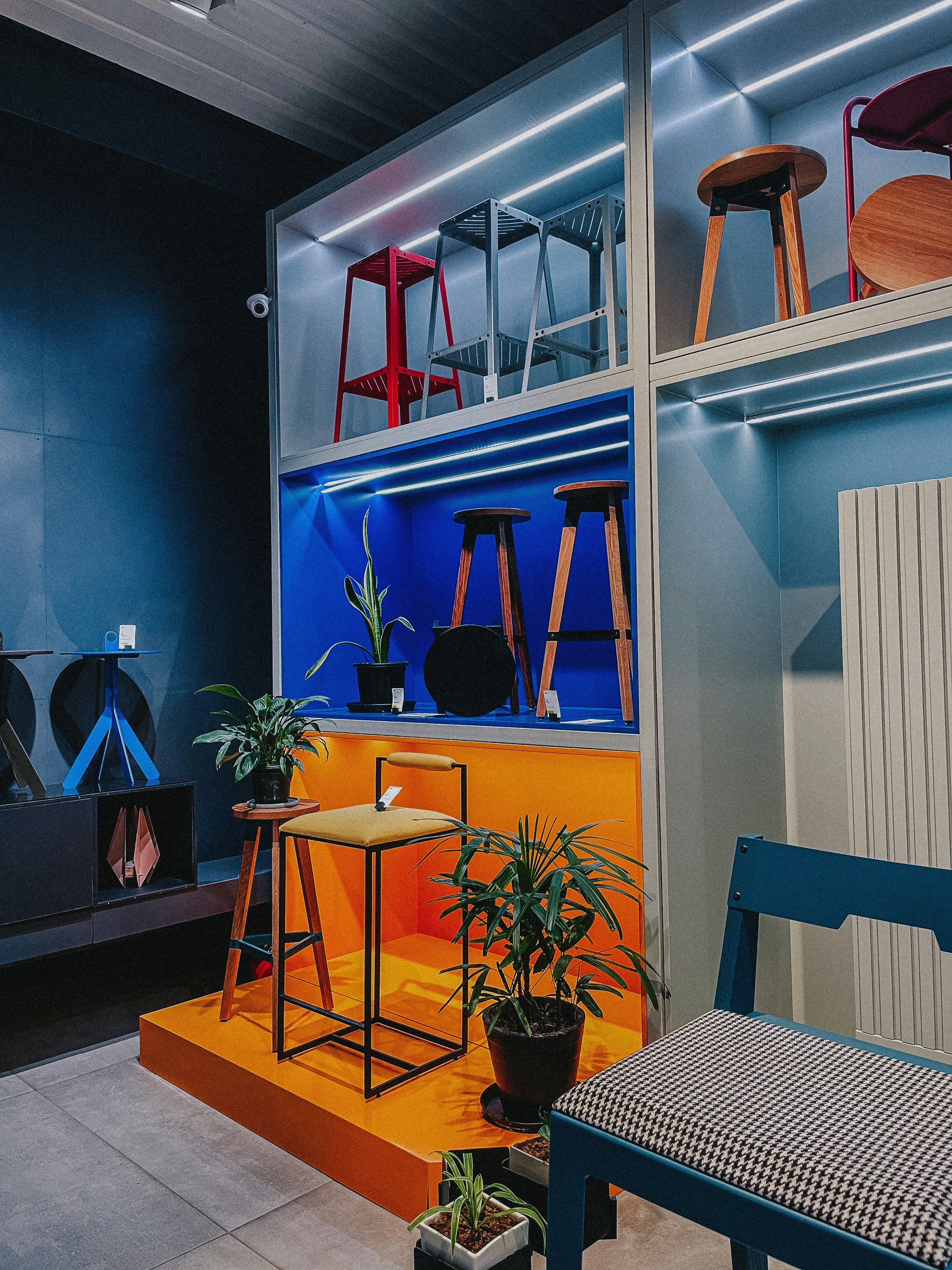 A room filled with furniture and a blue shelf photo – Free Furniture ...
