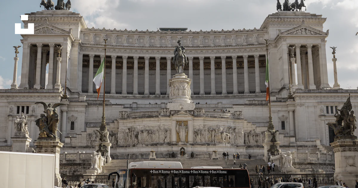 Un grand bâtiment blanc surmonté d’une statue photo – Photo Rome ...